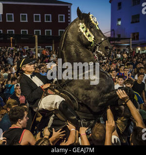 Es Castell, Menorca, Espagne. 24 juillet, 2016. 'Un' caixer (cheval-cavalier) se dresse sur son cheval entouré par une foule enthousiaste lors de la traditionnelle "Jaume ant' (Saint James) festival à Es Castell, la ville fiesta Crédit : Matthias Rickenbach/ZUMA/Alamy Fil Live News Banque D'Images