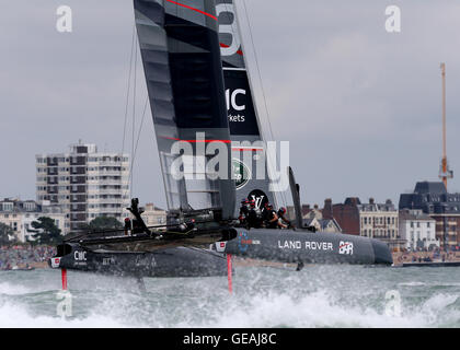 Le port de Portsmouth, Portsmouth, Royaume-Uni. 24 juillet, 2016. Americas Cup Louis Vuitton World Series Yacht Racing. Land Rover équipe BAR papier aluminium pendant la Course 5 : Action Crédit Plus Sport/Alamy Live News Banque D'Images