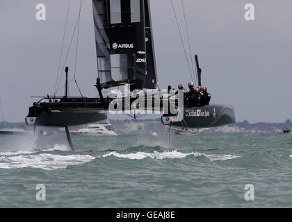 Le port de Portsmouth, Portsmouth, Royaume-Uni. 24 juillet, 2016. Americas Cup Louis Vuitton World Series Yacht Racing. L'équipe de Softbank Japon foiling durant la Course 5 : Action Crédit Plus Sport/Alamy Live News Banque D'Images