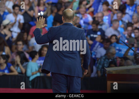 MIAMI, FLORIDE - 23 juillet : partisan de présomption démocratique Président désigné l'ancien secrétaire d'Etat américaine Hillary Clinton parle à un rassemblement avec le candidat démocrate à la vice-présidence, le sénateur américain Tim Kaine (D-VA) sduring avec un rassemblement électoral Les électeurs de la Floride à la Florida International University, Florida Panther Arena le vendredi, Juillet 23, 2016. Avec deux jours de la Convention nationale du Parti démocrate, Hillary Clinton a fait campagne en Floride. Credit : MPI10 / MediaPunch Banque D'Images