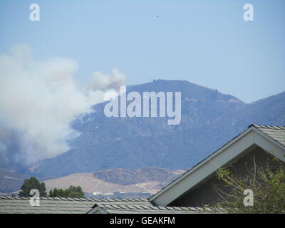 Los Angeles, USA. 24 juillet, 2016. Le sable Fire Burns dans la montagnes San Gabriel, au sud de Santa Clarita, évacuations obligatoires, maisons brûlées, la 14-autoroute fermée, 1 victime, comme plus d'un millier de pompiers bataille ce feu qui a commencé le 22 juillet, 2016 à 2:14pm, des températures élevées et des vents d'entraver les efforts des pompiers pour protéger les maisons et les entreprises. Santa Clarita, CA, USA. Credit : Kenneth White/Alamy Live News. Banque D'Images