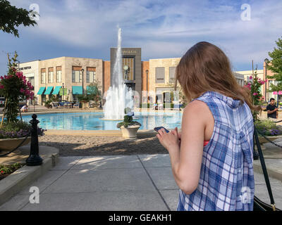 Columbus, Ohio, États-Unis. 24 juillet 2016. COLUMBUS, OHIO - 24 JUILLET : une jeune femme attrape un Pokemon, jouant à Pokemon Go au centre commercial Easton Town Center le 24 juillet 2016. Le jeu mobile de réalité augmentée basé sur la localisation de Niantic Labs a été lancé début juillet 2016. Crédit : 2016 Marianne A. Campolongo/Alay Live News Banque D'Images