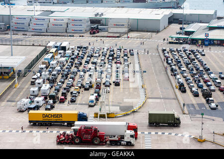 L'attente dans la voiture pour se lancer dans des voies de circulation car-ferries, pendant 8 à 10 heures de retard au cours de servir des perturbations à cause des problèmes avec le contrôle aux frontières françaises juxtaposés à Dover, en Angleterre pendant le week-end des 23 et 24 juillet 2016. Banque D'Images