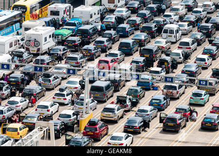 L'attente dans la voiture pour se lancer dans des voies de circulation car-ferries, pendant 8 à 10 heures de retard au cours de servir des perturbations à cause des problèmes avec le contrôle aux frontières françaises juxtaposés à Dover, en Angleterre pendant le week-end des 23 et 24 juillet 2016. Banque D'Images