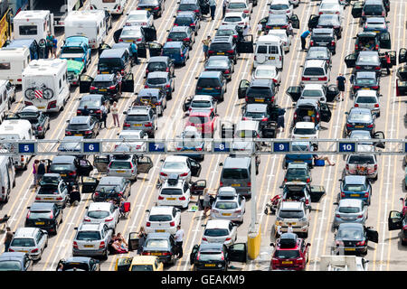 L'attente dans la voiture pour se lancer dans des voies de circulation car-ferries, pendant 8 à 10 heures de retard au cours de servir des perturbations à cause des problèmes avec le contrôle aux frontières françaises juxtaposés à Dover, en Angleterre pendant le week-end des 23 et 24 juillet 2016. Banque D'Images