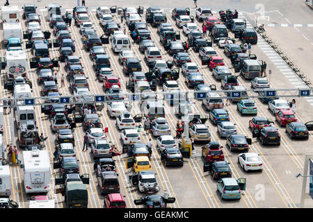 L'attente dans la voiture pour se lancer dans des voies de circulation car-ferries, pendant 8 à 10 heures de retard au cours de servir des perturbations à cause des problèmes avec le contrôle aux frontières françaises juxtaposés à Dover, en Angleterre pendant le week-end des 23 et 24 juillet 2016. Banque D'Images