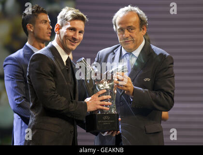 Monaco, Monaco. Août 28, 2015. Monaco, Monte Carlo - Août 27, 2015 : Ligue des Champions de l'attirer à Monaco avec Michel Platini et Lionel Messi qui reçoit le meilleur joueur de l'UEFA en Europe Award/photo alliance | utilisée dans le monde entier © dpa/Alamy Live News Banque D'Images