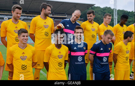 Prague, République tchèque. 24 juillet, 2016. Team FK Dukla Praha, République tchèque saison 2016/2017 ligue de soccer. La rangée de gauche : Marek Hanousek, Michal Smejkal, Lukas Hrosso, Jan Simunek, Lukas, Peter Stetina Olayinka, rangée inférieure de gauche : Ladislav Vopat, Bidje Manzia, Filip Rada, Pavel Repa et Jiri Jeslinek. © Michal Dolezal/CTK Photo/Alamy Live News Banque D'Images