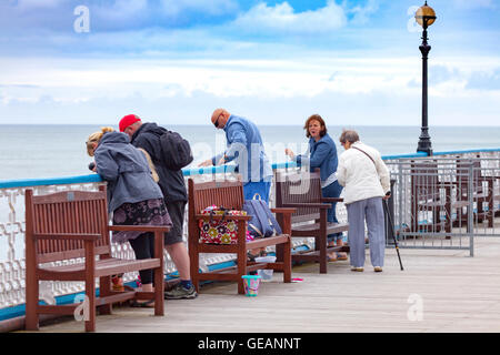 Llandudno, au Pays de Galles, Royaume-Uni. 25 juillet 2016. UK - l'image avec des températures inférieures à la moyenne que la station balnéaire de Llandudno, au nord du Pays de Galles. Une famille bénéficiant d'une place de pêche du crabe au large de la jetée de Llandudno Banque D'Images