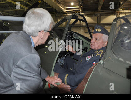 Londres, Royaume-Uni. 22 juillet, 2016. République tchèque la seconde guerre mondiale général vétéran Emil Bocek (à droite dans le cockpit Spitfire), 93 visites, Royal Air Force Museum de Londres, Grande-Bretagne, le 21 juillet 2016. © Karel Capek/CTK Photo/Alamy Live News Banque D'Images