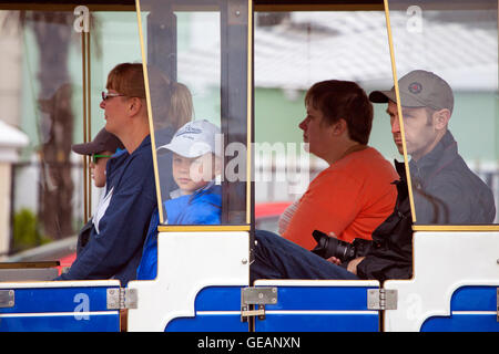 Llandudno, au Pays de Galles, Royaume-Uni. 25 juillet 2016. UK - l'image avec des températures inférieures à la moyenne que la station balnéaire de Llandudno, au nord du Pays de Galles. Les visiteurs de la station en attendant le train pour commencer Banque D'Images