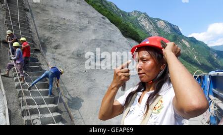 (160725) -- CHONGQING, 25 juillet 2016 (Xinhua) -- un travailleur combs ses cheveux sur un escarpement de la régions des Trois Gorges à Chongqing, au sud-ouest de la Chine, 25 juillet 2016. Ces travailleurs surnommé Spider-man Spider-man ou des Trois Gorges renforcer escarpements de la région pour empêcher des catastrophes géologiques. (Xinhua/Liu Chan)(mcg) Banque D'Images