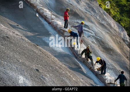 (160725) -- CHONGQING, 25 juillet 2016 (Xinhua) -- les travailleurs de mettre en œuvre une opération d'élimination des risques sur un escarpement de la régions des Trois Gorges à Chongqing, au sud-ouest de la Chine, 25 juillet 2016. Ces travailleurs surnommé Spider-man Spider-man ou des Trois Gorges renforcer escarpements de la région pour empêcher des catastrophes géologiques. (Xinhua/Liu Chan)(mcg) Banque D'Images