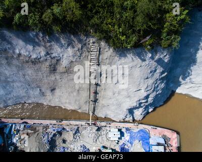 (160725) -- CHONGQING, 25 juillet 2016 (Xinhua) -- les travailleurs de mettre en œuvre une opération d'élimination des risques sur un escarpement de la régions des Trois Gorges à Chongqing, au sud-ouest de la Chine, 25 juillet 2016. Ces travailleurs surnommé Spider-man Spider-man ou des Trois Gorges renforcer escarpements de la région pour empêcher des catastrophes géologiques. (Xinhua/Liu Chan)(mcg) Banque D'Images