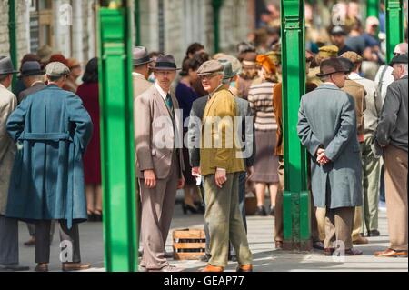 La gare de Swanage, Dorset, UK. 25 juillet 2016. Le tournage de Dunkerque (Bogeda Bay) à la station de Swanage dans le Dorset. Extras sur la plate-forme. Photo de Graham Hunt/Alamy Live News Banque D'Images