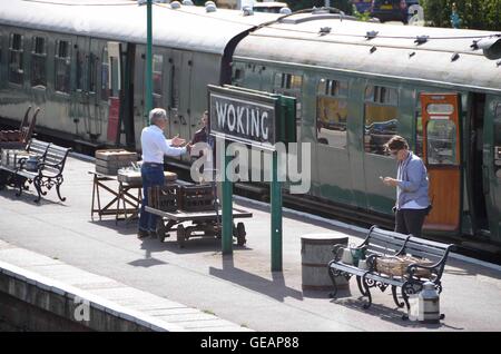 La gare de Swanage, Dorset, UK. 25 juillet 2016. Le tournage de Dunkerque (Bogeda Bay) à la station de Swanage dans le Dorset. Gare signe qui dit Woking. Photo de Graham Hunt/Alamy Live News Banque D'Images