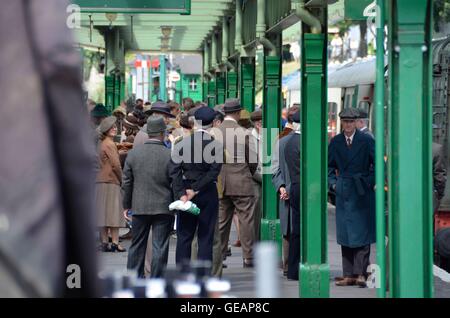 La gare de Swanage, Dorset, UK. 25 juillet 2016. Le tournage de Dunkerque (Bogeda Bay) à la station de Swanage dans le Dorset. Extras sur la plate-forme de se préparer pour le tournage. Photo de Graham Hunt/Alamy Live News Banque D'Images