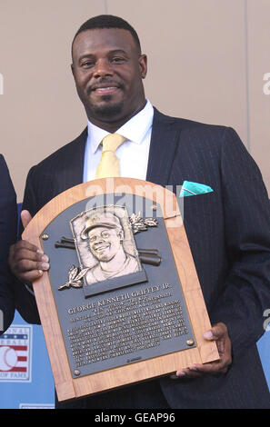 Cooperstown, USA. 24 juillet, 2016. NEW YORK, NY - 24 juillet : Ken Griffey Jr. est intronisé au Temple de la renommée du Baseball le 24 juillet 2016 à Cooperstown, New York. Crédit photo:John Palmer/ Media Crédit : Punch Jessica Daly/Alamy Live News Banque D'Images