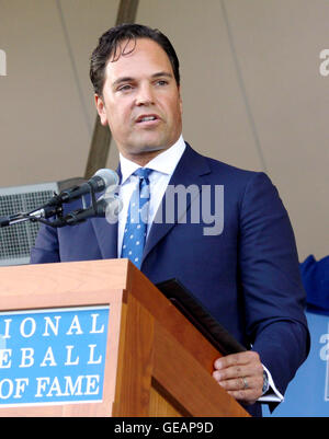 Cooperstown, USA. 24 juillet, 2016. NEW YORK, NY - 24 juillet : Mike Piazza est intronisé au Temple de la renommée du Baseball le 24 juillet 2016 à Cooperstown, New York. Crédit photo:John Palmer/ Media Crédit : Punch Jessica Daly/Alamy Live News Banque D'Images