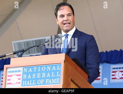 Cooperstown, USA. 24 juillet, 2016. NEW YORK, NY - 24 juillet : Mike Piazza est intronisé au Temple de la renommée du Baseball le 24 juillet 2016 à Cooperstown, New York. Crédit photo:John Palmer/ Media Crédit : Punch Jessica Daly/Alamy Live News Banque D'Images