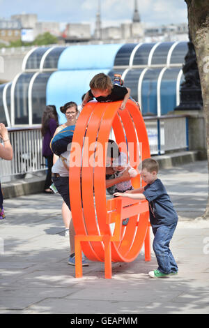 Southbank, Londres, Royaume-Uni. 25 juillet 2016. Modification des bancs sociaux NY par Jeppe Hein Southbank dans le cadre du Festival de l'amour Banque D'Images