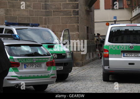 Ansbach, Allemagne. Le 25 juillet, 2016. Bloc de la police de l'explosion à Ansbach, Allemagne, 25 juillet 2016. L'explosion qui a fait un mort et 15 autres blessés tard dimanche soir dans le sud de la ville allemande d'Ansbach a été réalisée par un homme de 27 ans, des réfugiés syriens ont indiqué lundi. Credit : Zhu Sheng/Xinhua/Alamy Live News Banque D'Images