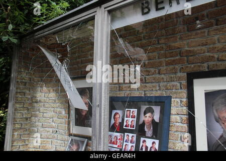 Ansbach, Allemagne. Le 25 juillet, 2016. Vitrine endommagée d'un restaurant est vu près de l'explosion à Ansbach, Allemagne, 25 juillet 2016. L'explosion qui a fait un mort et 15 autres blessés tard dimanche soir dans le sud de la ville allemande d'Ansbach a été réalisée par un homme de 27 ans, des réfugiés syriens ont indiqué lundi. Credit : Zhu Sheng/Xinhua/Alamy Live News Banque D'Images