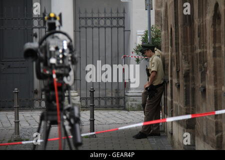 Ansbach, Allemagne. Le 25 juillet, 2016. Bloc de la police de l'explosion à Ansbach, Allemagne, 25 juillet 2016. L'explosion qui a fait un mort et 15 autres blessés tard dimanche soir dans le sud de la ville allemande d'Ansbach a été réalisée par un homme de 27 ans, des réfugiés syriens ont indiqué lundi. Credit : Zhu Sheng/Xinhua/Alamy Live News Banque D'Images