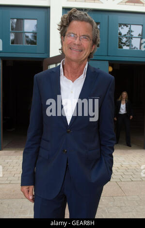 Bayreuth, Allemagne. Le 25 juillet, 2016. Editeur Florian Langenscheidt arrive à l'ouverture de Festival de Bayreuth à Bayreuth, Allemagne, 25 juillet 2016. Le Festival Richard Wagner s'ouvre avec l'opéra "Parsifal". Photo : TIMM SCHAMBERGER/dpa/Alamy Live News Banque D'Images