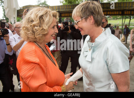 Bayreuth, Allemagne. Le 25 juillet, 2016. Gloria, princesse de Tour et Taxis (R) accueille l'actrice Michaela peut, à l'ouverture de Festival de Bayreuth à Bayreuth, Allemagne, 25 juillet 2016. Le Festival Richard Wagner s'ouvre avec l'opéra "Parsifal". Photo : TIMM SCHAMBERGER/dpa/Alamy Live News Banque D'Images