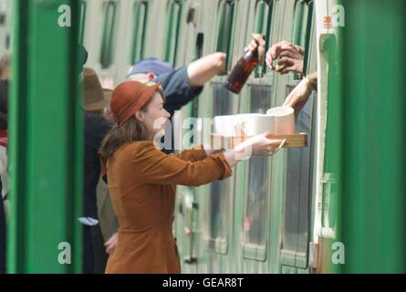 La gare de Swanage, Dorset, UK. 25 juillet 2016. Le tournage de Dunkerque (Bogeda Bay) à la station de Swanage dans le Dorset. Extras du tournage d'une scène sur la plate-forme de la station. Photo de Graham Hunt/Alamy Live News Banque D'Images