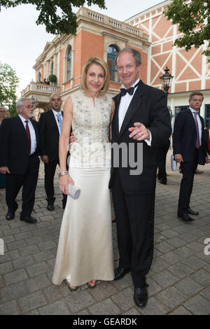 Bayreuth, Allemagne. Le 25 juillet, 2016. L'ambassadeur américain John B. Emerson et sa femme posent Kimberley pendant une pause à l'ouverture du Festival de Bayreuth à Bayreuth, Allemagne, 25 juillet 2016. Le Festival Richard Wagner s'ouvre avec l'opéra "Parsifal". Photo : TIMM SCHAMBERGER/dpa/Alamy Live News Banque D'Images