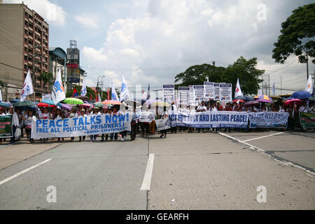 Aux Philippines. Le 25 juillet, 2016. Des milliers de militants ont marché jusqu'à la Chambre des représentants à l'Pambansa Batasan dans la ville de Quezon, à donner leur appui au Président Rody Duterte sur son premier discours sur l'état de la nation. Crédit : J Gerard Seguia/ZUMA/Alamy Fil Live News Banque D'Images