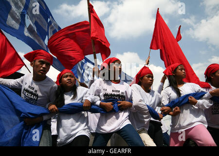 Aux Philippines. Le 25 juillet, 2016. Un groupe de l'activiste joue sur la scène près de la Pambansa Batasan. Des milliers de militants ont marché jusqu'à la Chambre des représentants à l'Pambansa Batasan dans la ville de Quezon, à donner leur appui au Président Rody Duterte sur son premier discours sur l'état de la nation. Crédit : J Gerard Seguia/ZUMA/Alamy Fil Live News Banque D'Images