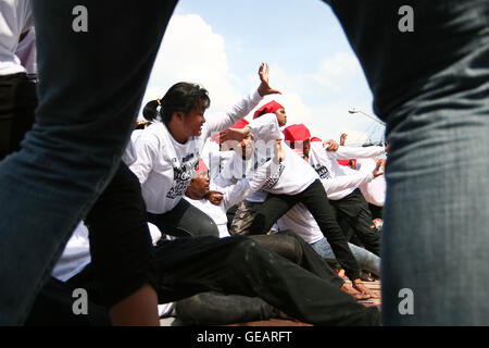 Aux Philippines. Le 25 juillet, 2016. Un groupe de l'activiste joue sur la scène près de la Pambansa Batasan. Des milliers de militants ont marché jusqu'à la Chambre des représentants à l'Pambansa Batasan dans la ville de Quezon, à donner leur appui au Président Rody Duterte sur son premier discours sur l'état de la nation. Crédit : J Gerard Seguia/ZUMA/Alamy Fil Live News Banque D'Images