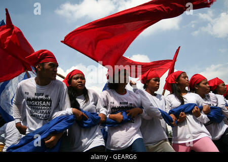 Aux Philippines. Le 25 juillet, 2016. Un groupe de l'activiste joue sur la scène près de la Pambansa Batasan. Des milliers de militants ont marché jusqu'à la Chambre des représentants à l'Pambansa Batasan dans la ville de Quezon, à donner leur appui au Président Rody Duterte sur son premier discours sur l'état de la nation. Crédit : J Gerard Seguia/ZUMA/Alamy Fil Live News Banque D'Images