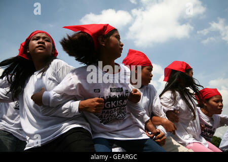 Aux Philippines. Le 25 juillet, 2016. Un groupe de l'activiste joue sur la scène près de la Pambansa Batasan. Des milliers de militants ont marché jusqu'à la Chambre des représentants à l'Pambansa Batasan dans la ville de Quezon, à donner leur appui au Président Rody Duterte sur son premier discours sur l'état de la nation. Crédit : J Gerard Seguia/ZUMA/Alamy Fil Live News Banque D'Images