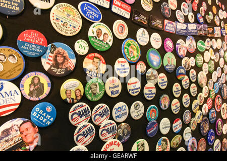 Philadelphie, USA. Le 25 juillet, 2016. Convention Nationale Démocratique à Philadelphie. Une collection de broches de campagnes politiques aux Etats-Unis : Don Mennig Crédit/Alamy Live News Banque D'Images