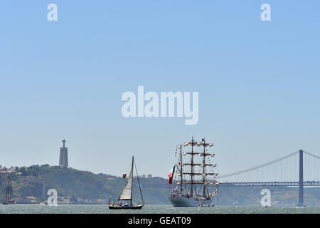 Lisbonne, Portugal. Le 25 juillet, 2016. La "Tall Ships Races Lisboa 2016" se tient à Lisbonne du 22 juillet au 25 mai. Cet événement unique et incomparable qui se passe au cours de la 60e célébration de la Tall Ships Races. 33 grands voiliers du monde entier, 3.500 stagiaires e 1 millions de visiteurs sont attendus. Défilé de la voile est organisée le 25 juillet. 25 juillet 2016, Lisbonne, Portugal. (Photo : Gonçalo Silva) Credit : Gonçalo Silva/Alamy Live News Banque D'Images