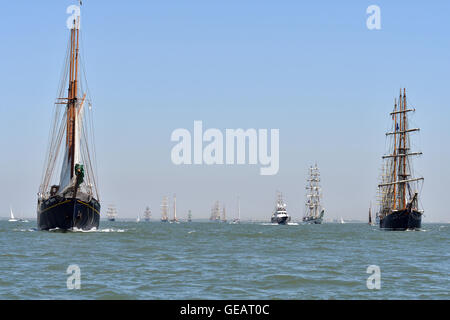 Lisbonne, Portugal. Le 25 juillet, 2016. La "Tall Ships Races Lisboa 2016" se tient à Lisbonne du 22 juillet au 25 mai. Cet événement unique et incomparable qui se passe au cours de la 60e célébration de la Tall Ships Races. 33 grands voiliers du monde entier, 3.500 stagiaires e 1 millions de visiteurs sont attendus. Défilé de la voile est organisée le 25 juillet. 25 juillet 2016, Lisbonne, Portugal. (Photo : Gonçalo Silva) Credit : Gonçalo Silva/Alamy Live News Banque D'Images