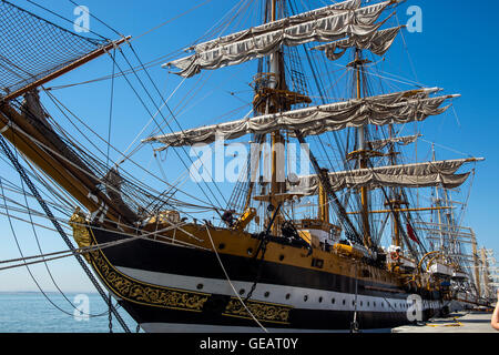 Lisbonne, Portugal. Le 25 juillet, 2016. La "Tall Ships Races Lisboa 2016" se tient à Lisbonne du 22 juillet au 25 mai. Cet événement unique et incomparable qui se passe au cours de la 60e célébration de la Tall Ships Races. 33 grands voiliers du monde entier, 3.500 stagiaires e 1 millions de visiteurs sont attendus. Défilé de la voile est organisée le 25 juillet. 25 juillet 2016, Lisbonne, Portugal. (Photo : Gonçalo Silva) Credit : Gonçalo Silva/Alamy Live News Banque D'Images