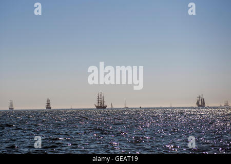 Lisbonne, Portugal. Le 25 juillet, 2016. La "Tall Ships Races Lisboa 2016" se tient à Lisbonne du 22 juillet au 25 mai. Cet événement unique et incomparable qui se passe au cours de la 60e célébration de la Tall Ships Races. 33 grands voiliers du monde entier, 3.500 stagiaires e 1 millions de visiteurs sont attendus. Défilé de la voile est organisée le 25 juillet. 25 juillet 2016, Lisbonne, Portugal. (Photo : Gonçalo Silva) Credit : Gonçalo Silva/Alamy Live News Banque D'Images