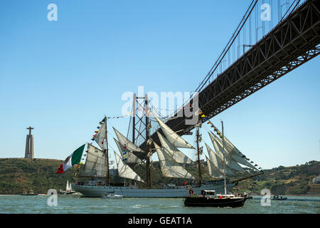 Lisbonne, Portugal. Le 25 juillet, 2016. La "Tall Ships Races Lisboa 2016" se tient à Lisbonne du 22 juillet au 25 mai. Cet événement unique et incomparable qui se passe au cours de la 60e célébration de la Tall Ships Races. 33 grands voiliers du monde entier, 3.500 stagiaires e 1 millions de visiteurs sont attendus. Défilé de la voile est organisée le 25 juillet. 25 juillet 2016, Lisbonne, Portugal. (Photo : Gonçalo Silva) Credit : Gonçalo Silva/Alamy Live News Banque D'Images