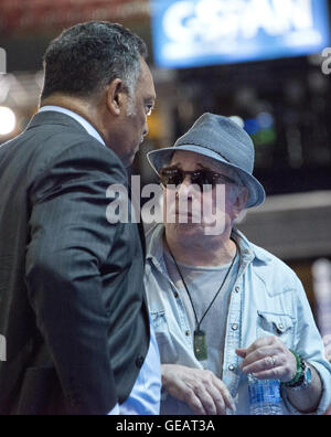 Philadelphie, Pennsylvanie, USA. 24 juillet, 2016. Chanteur et compositeur Paul Simon et le révérend Jesse Jackson, soeur avant le début de la Convention nationale démocrate de 2016 tenue à la Wells Fargo Center de Philadelphie, Pennsylvanie le dimanche, Juillet 24, 2016.Credit : Ron Sachs/CNP. Credit : Ron Sachs/CNP/ZUMA/Alamy Fil Live News Banque D'Images