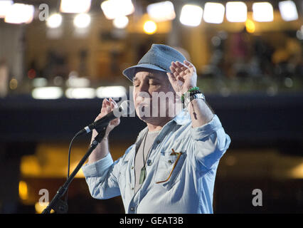 Philadelphie, Pennsylvanie, USA. 24 juillet, 2016. Chanteur et compositeur Paul Simon répète ''Bridge Over Troubled Water'' avant le début de la Convention nationale démocrate de 2016 tenue à la Wells Fargo Center de Philadelphie, Pennsylvanie le dimanche, Juillet 24, 2016.Credit : Ron Sachs/CNP. Credit : Ron Sachs/CNP/ZUMA/Alamy Fil Live News Banque D'Images