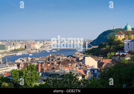 Budapest : La vue de la bastion des pêcheurs sur le Danube, le pont Elisabeth et la colline Gellert, Hongrie, Budapest, Banque D'Images