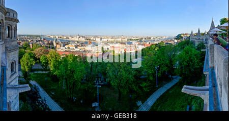 Budapest : la vue de la bastion des pêcheurs sur le Danube, le Parlement, de la Hongrie, Budapest, Banque D'Images