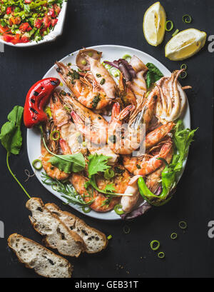 Assiette de crevettes géantes grillées avec du poireau, citron, pain et salsa Banque D'Images