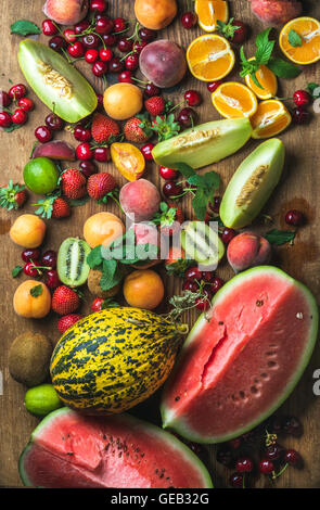 Divers fruits tropicaux colorés sur fond de bois rustiv sélection Banque D'Images