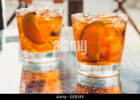 Deux cocktails boulvardier sur table en verre, selective focus Banque D'Images